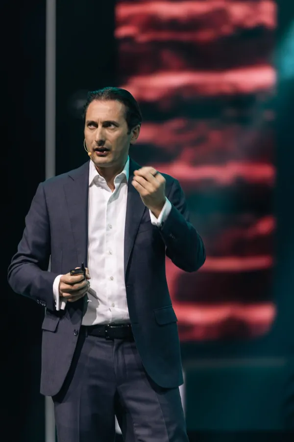 digital-twin-futurist-speaker-futurist-innovation-speaker-Mark-van-Rijmenam